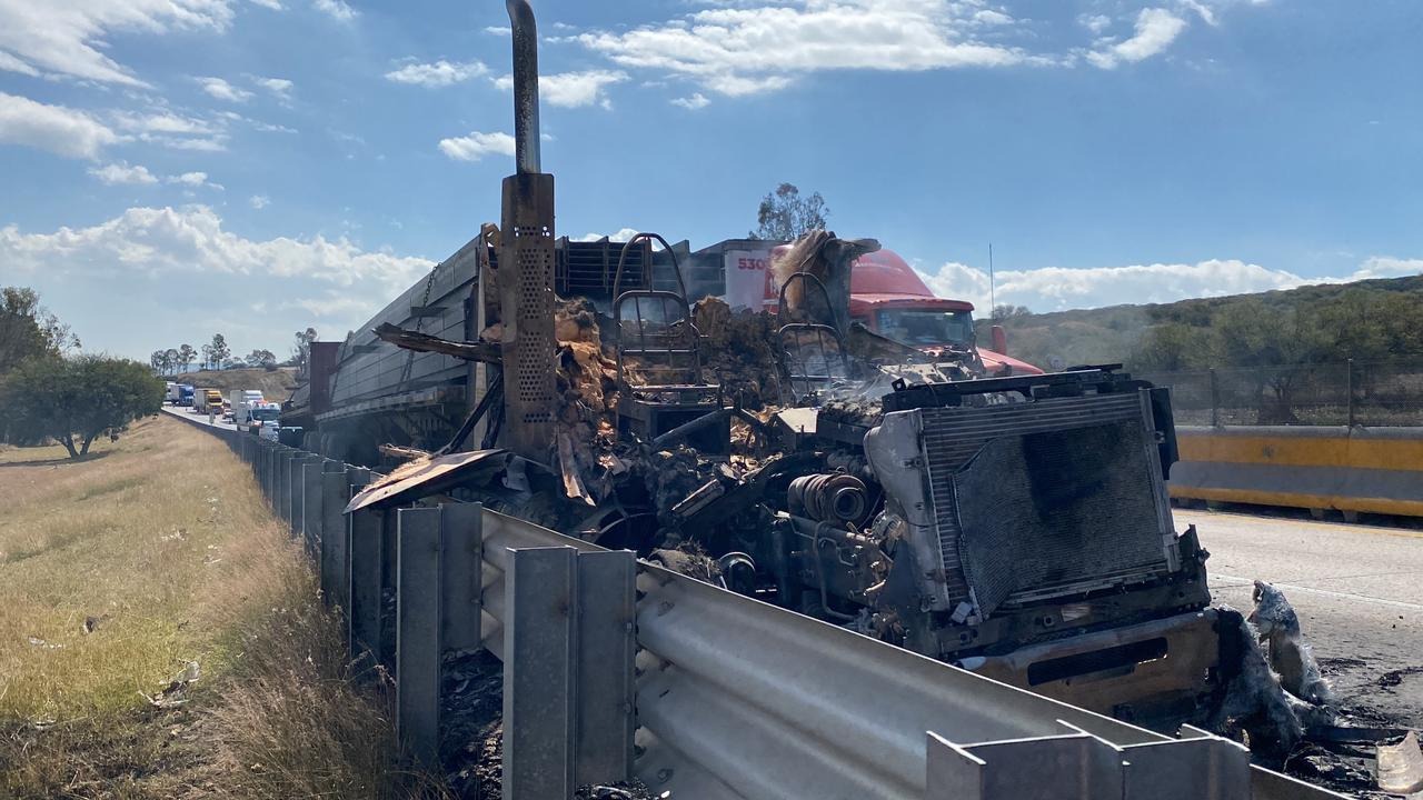 La mañana de este martes, se registró el incendio de una unidad pesada cuando circulaba sobre la autopista Ciudad Valles-Tamuín