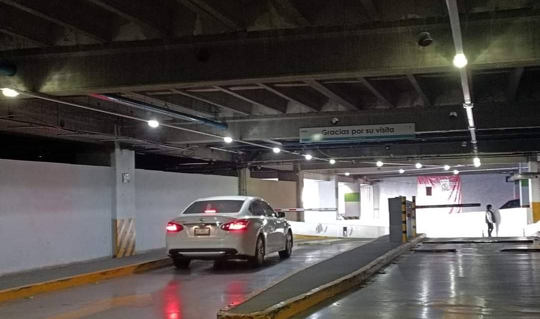 Tras la entrada en vigor de la reforma constitucional que impide el cobro de estacionamiento en plazas comerciales; tres empresas se han amparado