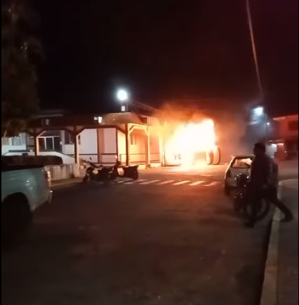 Presuntamente joven es asesinado por policías del municipio de Lerdo de Tejada en Veracruz, por lo que pobladores incendian palacio municipal y patrullas, asi como secuestrar a cuatro agentes de se seguridad local