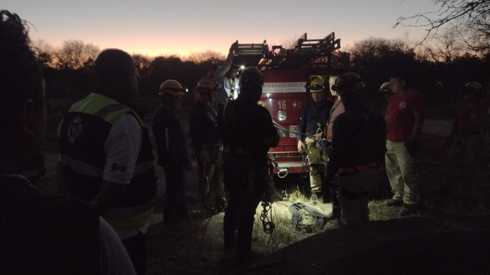 AUTORIDADES DE SOLEDAD Y CUERPOS DE RESCATE AUXILIAN A 3 CANES ATRAPADOS EN UN POZO