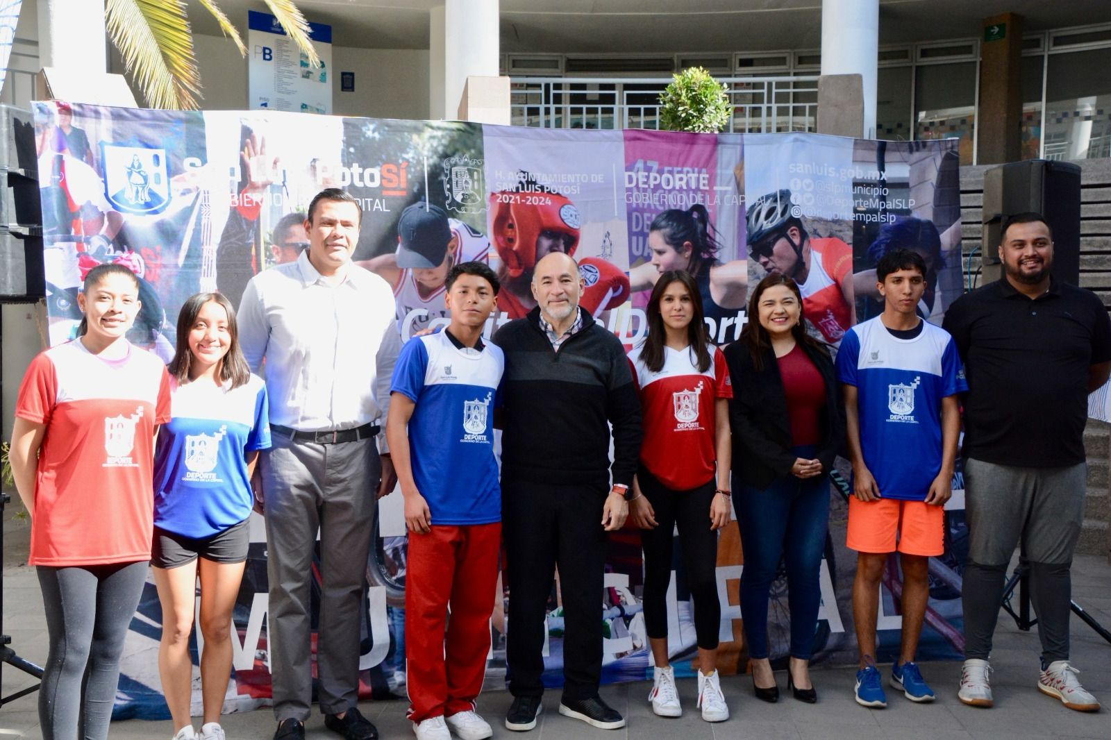 Enrique Galindo entregó uniformes a cerca de 500 competidores representan a San Luis Capital para la CONADE 2024