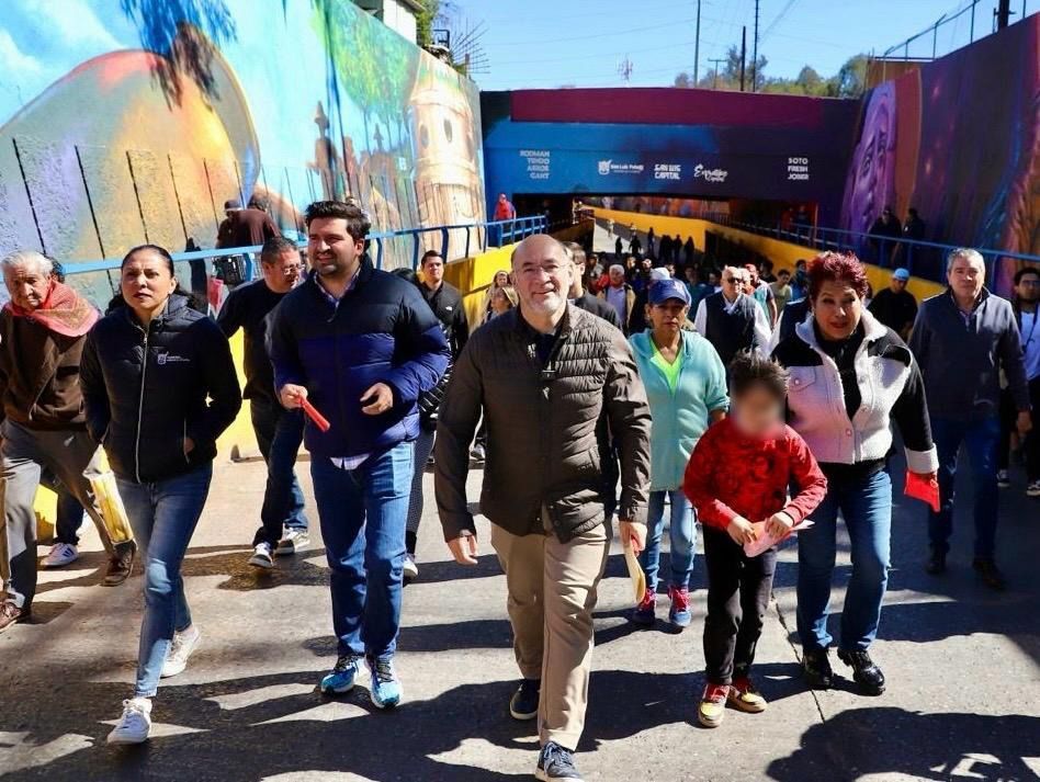 Esta obra artística, entregada por el Edil Enrique Galindo, representa la Procesión del Silencio, la llegada del ferrocarril a la ciudad y la Caja del Agua.