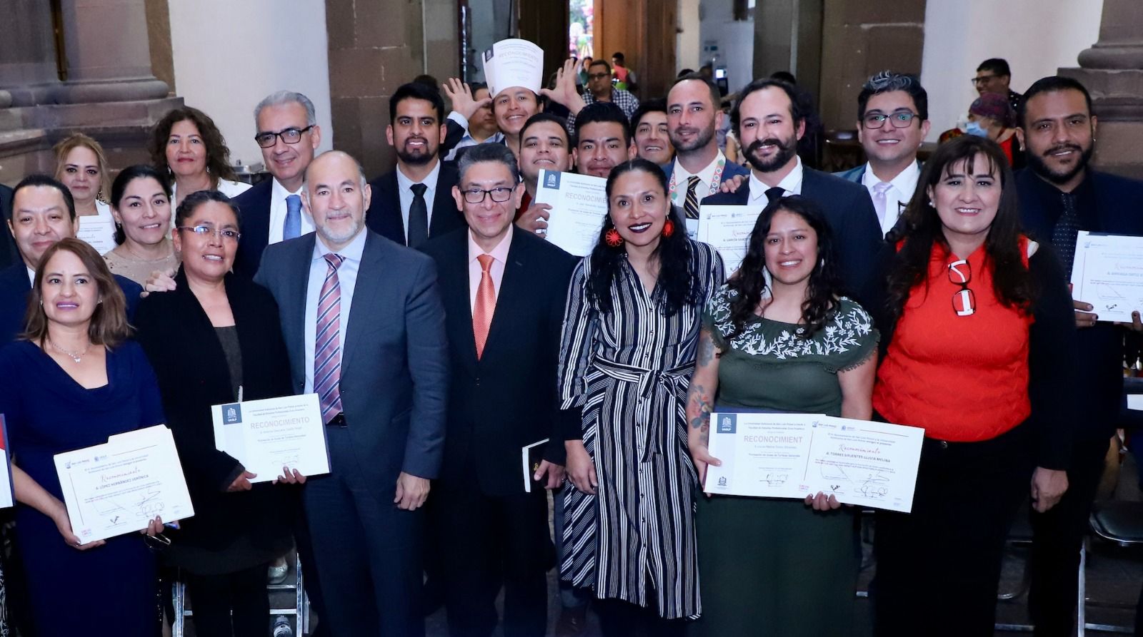 El Alcalde Enrique Galindo entrega certificados de graduación a participantes en el Diplomado de Formación de Guías de Turísmo.