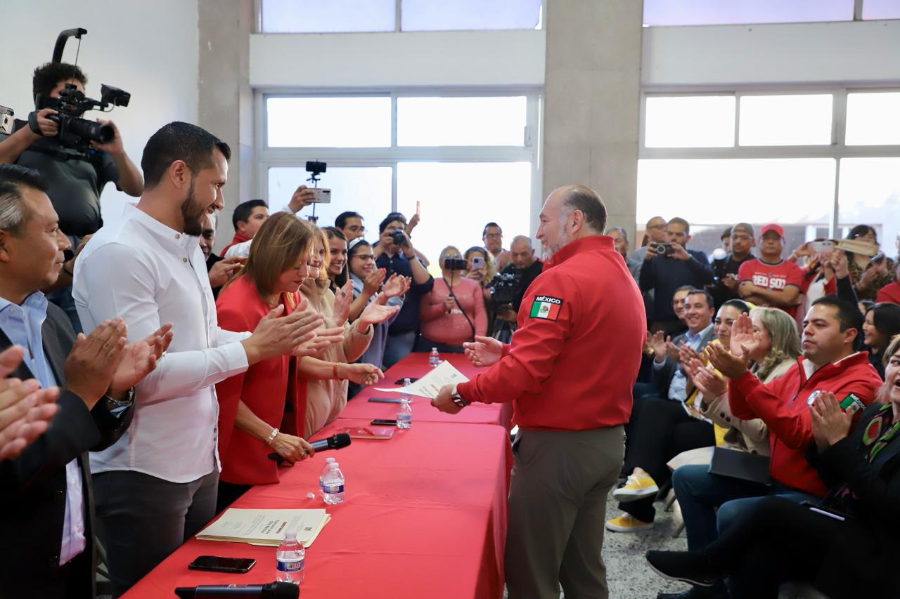 Enrique Galindo recibe constancia como candidato de PRI-PAN-PRD a la Alcaldía de la Capital