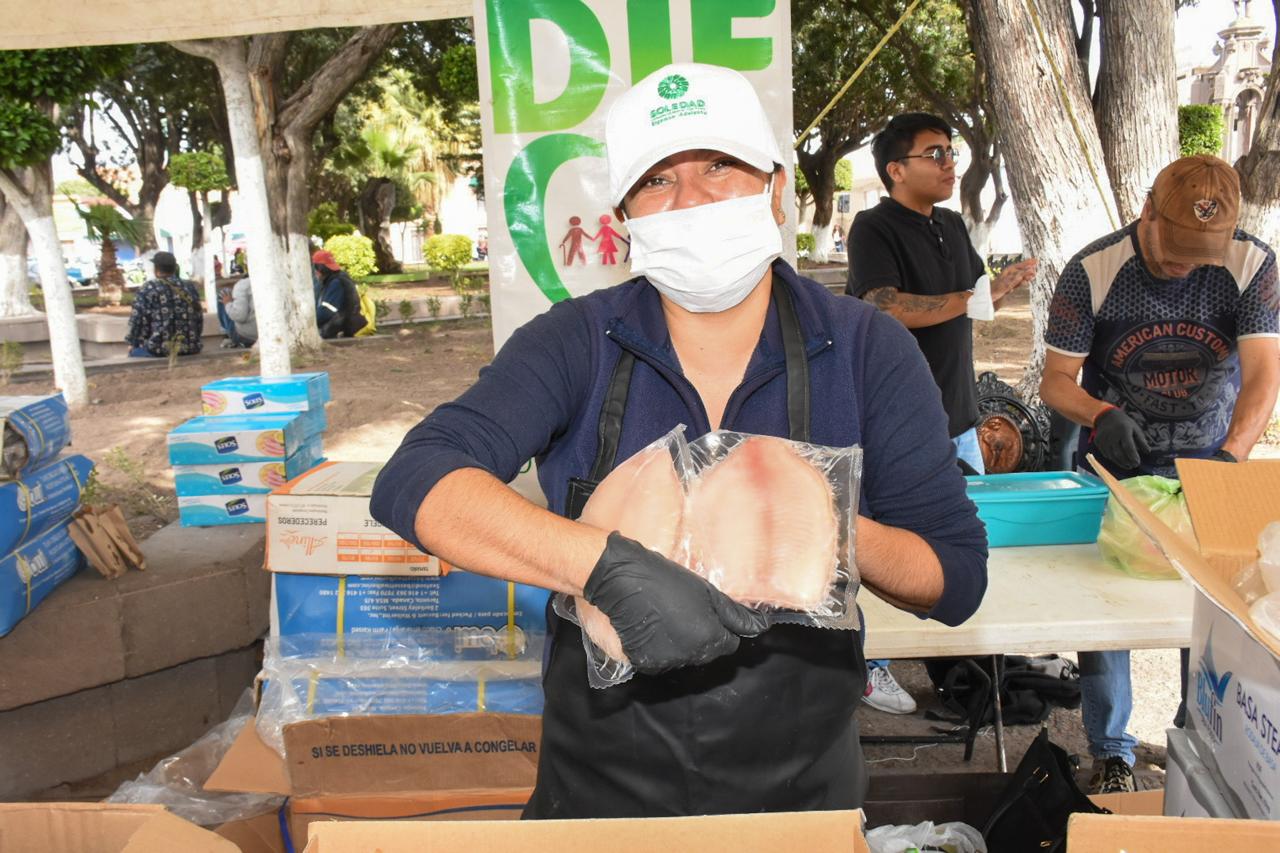 Desde las 8 de la mañana, cientos de personas adquieren estos productos tradicionales en temporada de Cuaresma