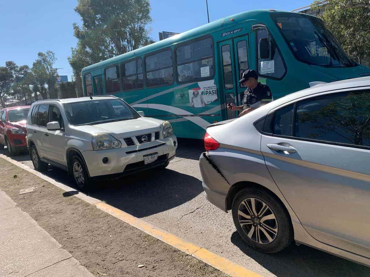 Este martes se registró un aparatoso choque múltiple en la avenida Salvador Nava Martínez, a la altura de la calle Coronel Romero