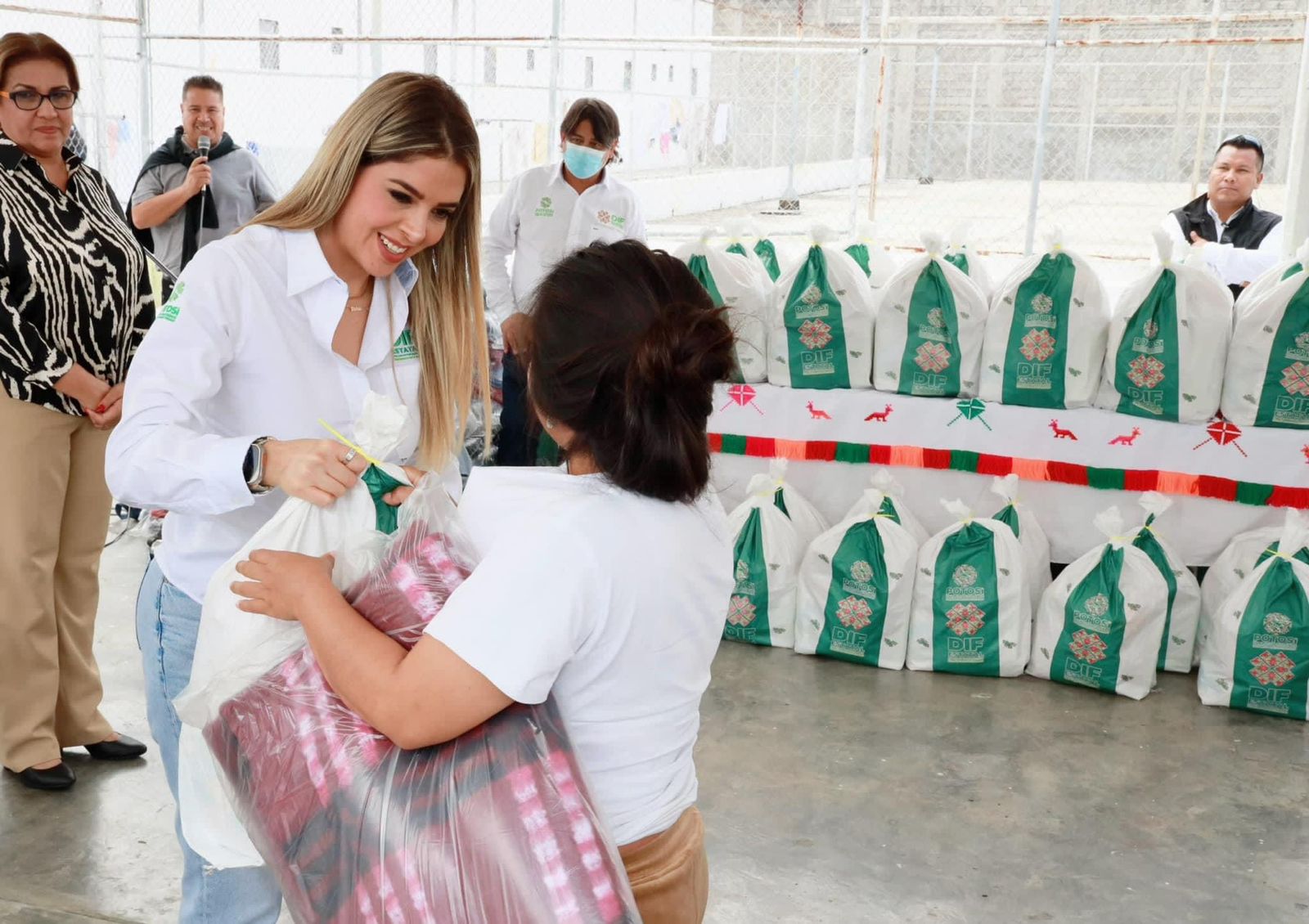 Ruth González Silva visitó el Centro Penitenciario Femenil para entregar artículos de higiene personal, becas alimentarias y cobijas