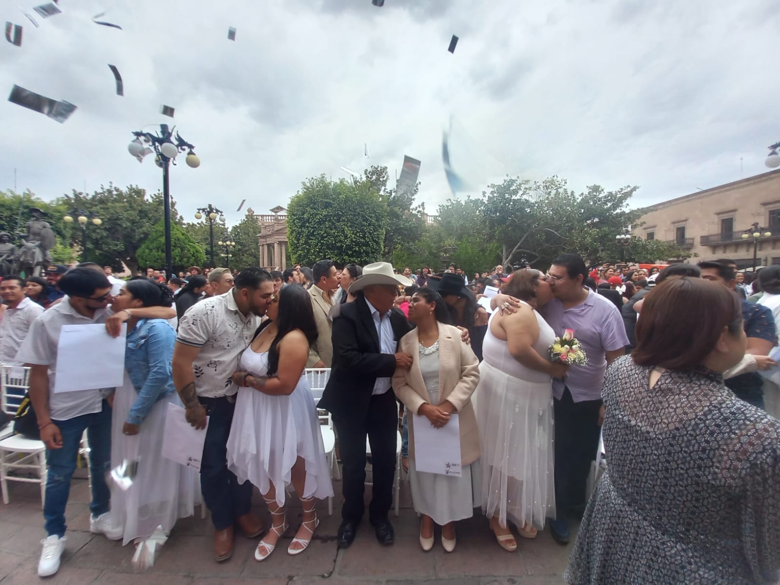 El amor está en el aire: 200 parejas participaron en matrimonios colectivos de la capital potosina