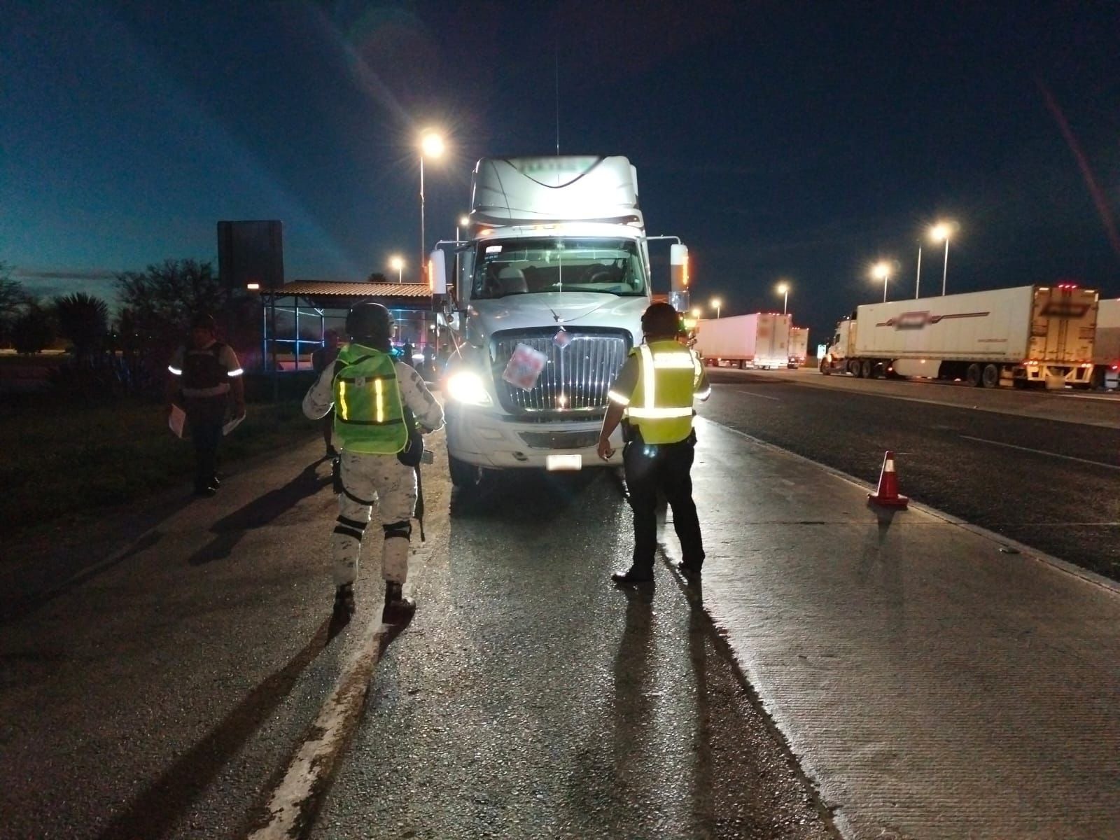 Detuvieron al conductor de un tractocamión que transportaba 54 mil litros de gasolina, sin la documentación que acreditara su legal procedencia