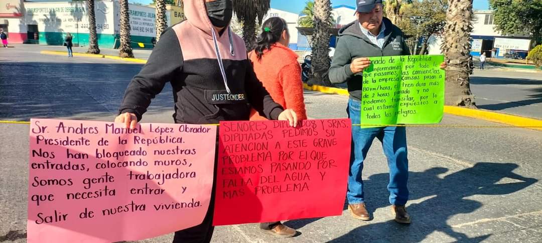 Esta mañana habitantes de la colonia Tercera Grande bloquearon la circulación vial en la avenida 20 de Noviembre