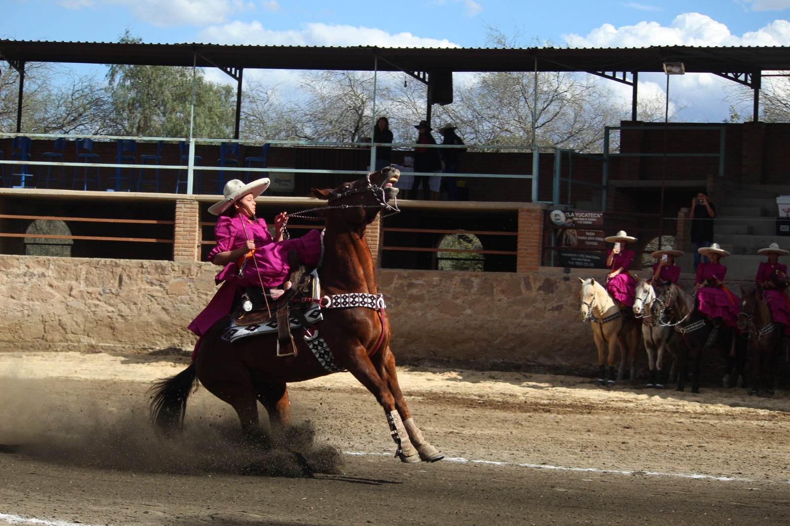 El Lienzo Rancho el Refugio fue testigo del debut de un nuevo equipo de Escaramuzas: “Charras del Carmen”.