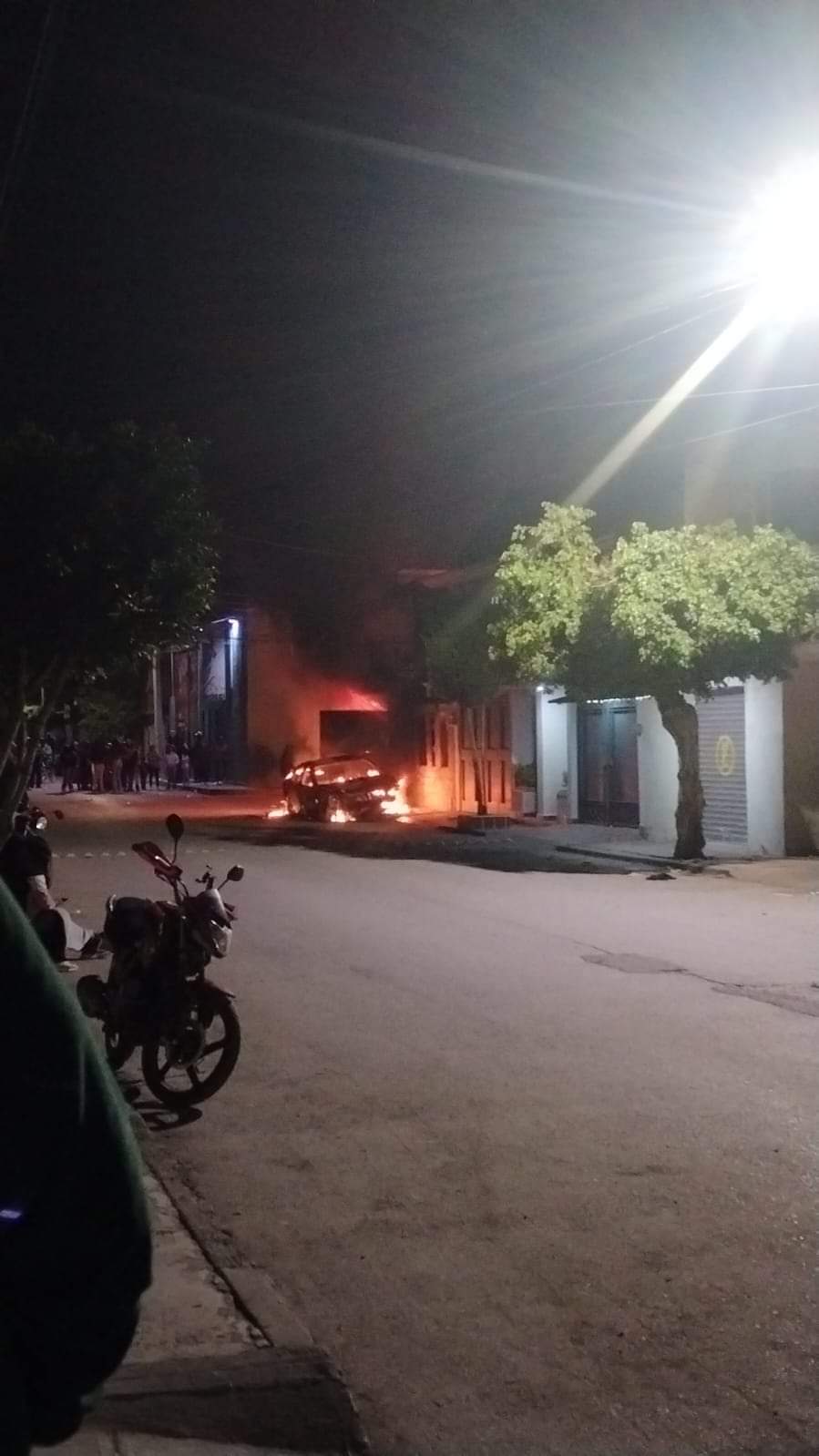 Una brutal riña entre vecinos de la Colonia División del Norte encendió las calles este domingo, dejando como saldo una persona sin vida