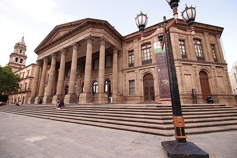 El Teatro de la Paz, uno de los recintos más emblemáticos de San Luis Potosí, se encuentra en un estado de deterioro evidente