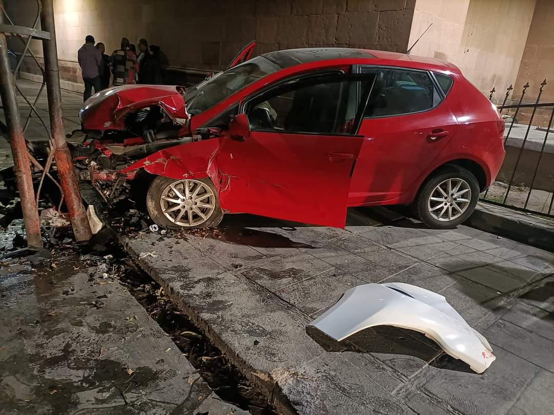 La madrugada de este Viernes Santo, un conductor en estado de ebriedad se estrelló contra el barandal de la Iglesia del Saucito