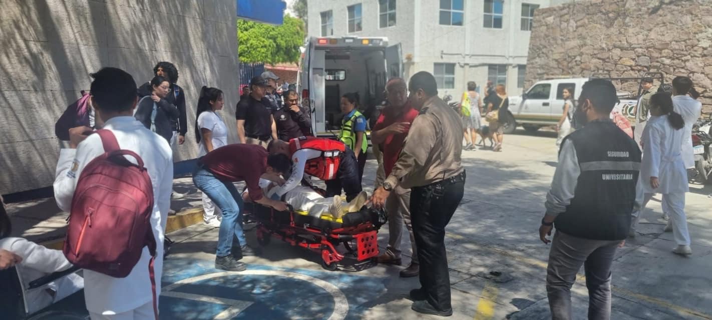 Colapsan gradas durante toma de foto oficial en la UASLP; hay 12 estudiantes lesionados