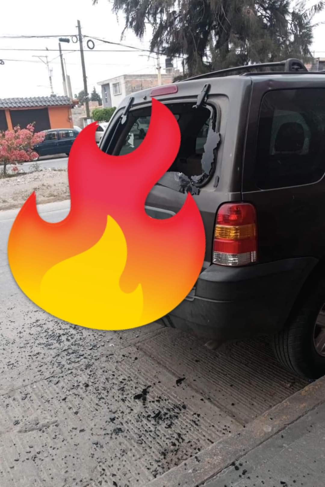 Esta mañana en la colonia Ponciano Arriaga ubicada al norte de la ciudad, sujetos armados rafaguearon una  camioneta y un vehículo.