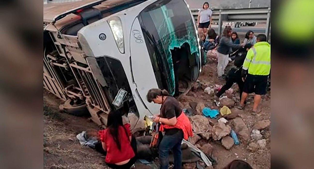 Estudiante fallecida y 20 heridos en volcadura de autobús de la UAL