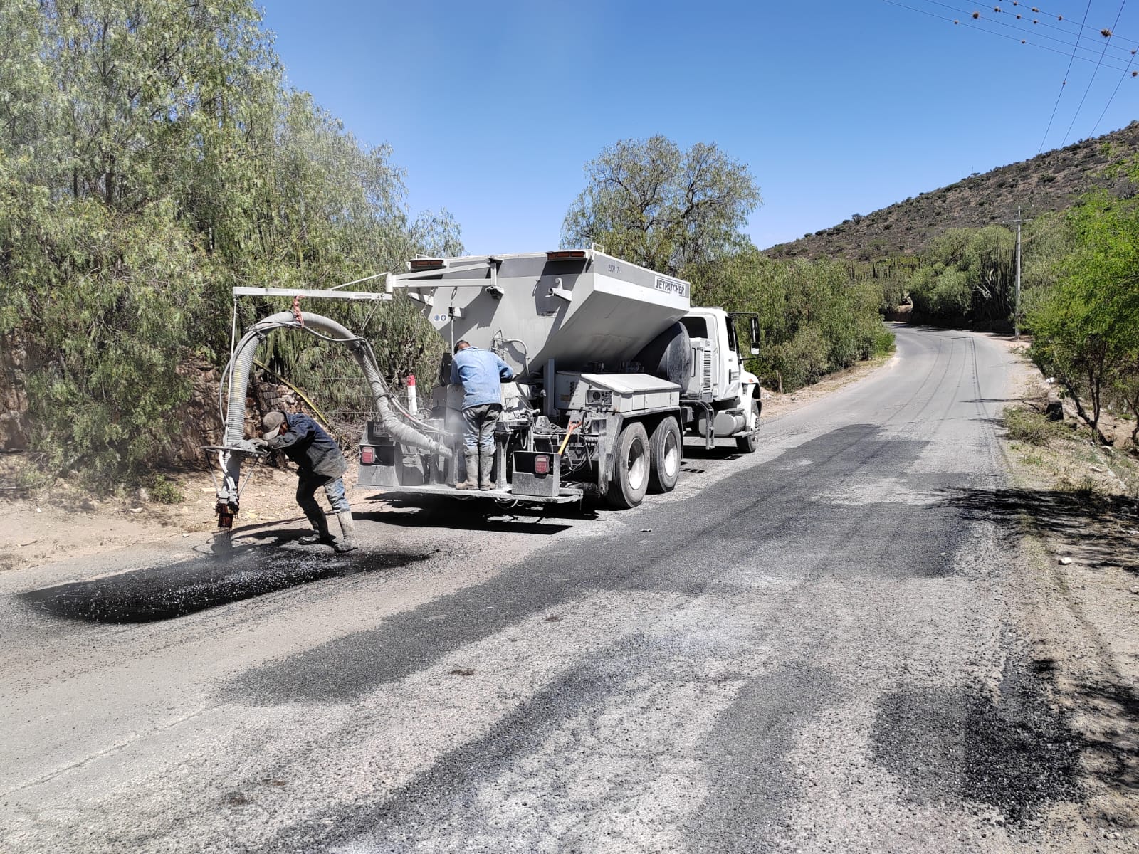 Previo a las vacaciones de Semana Santa, la Junta Estatal de Caminos (JEC), realizó trabajos de conservación de vías estatales en las cuatro regiones 