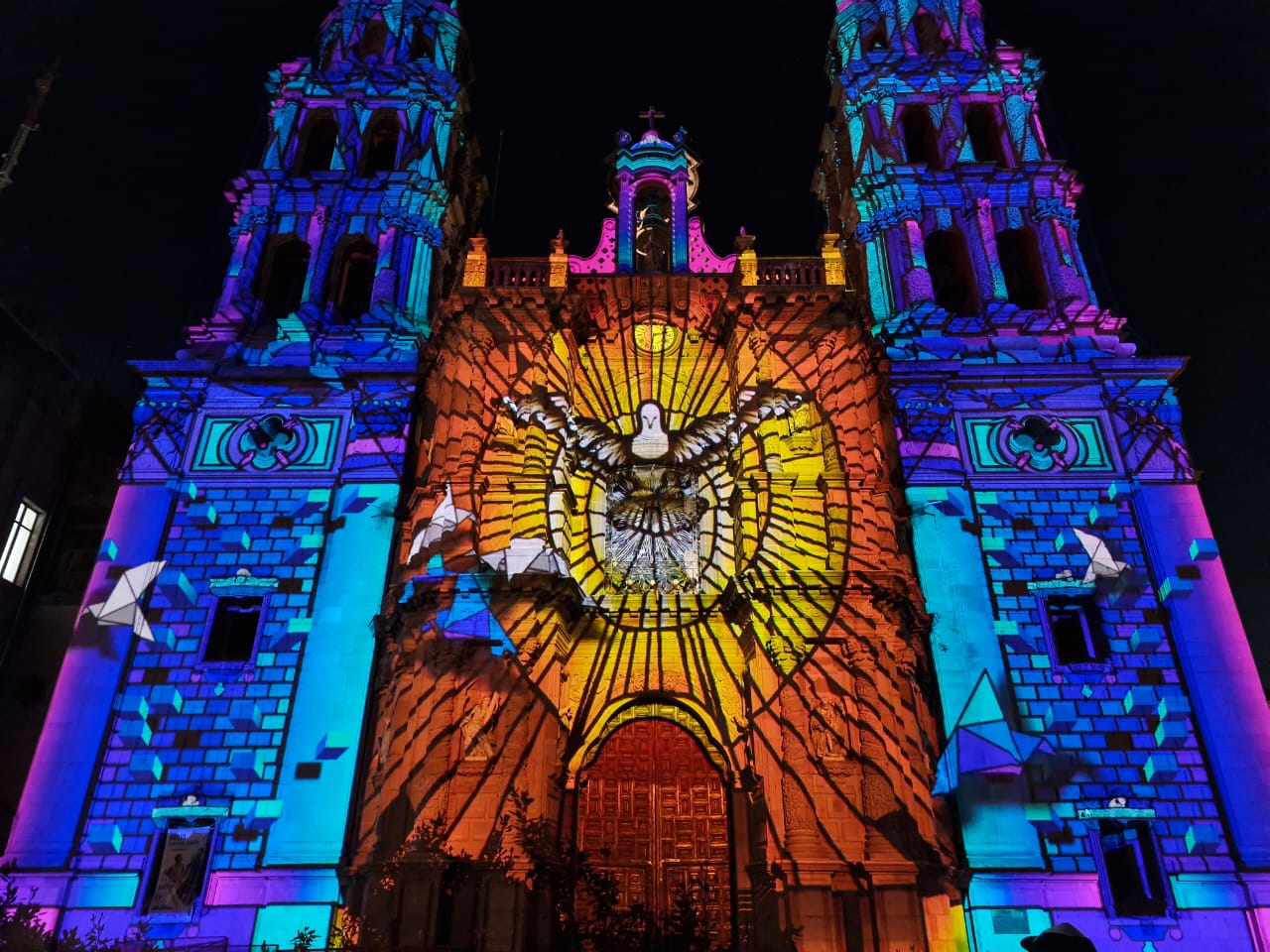 La dolorosa y el santísimo visten a catedral de luz y color en semana santa