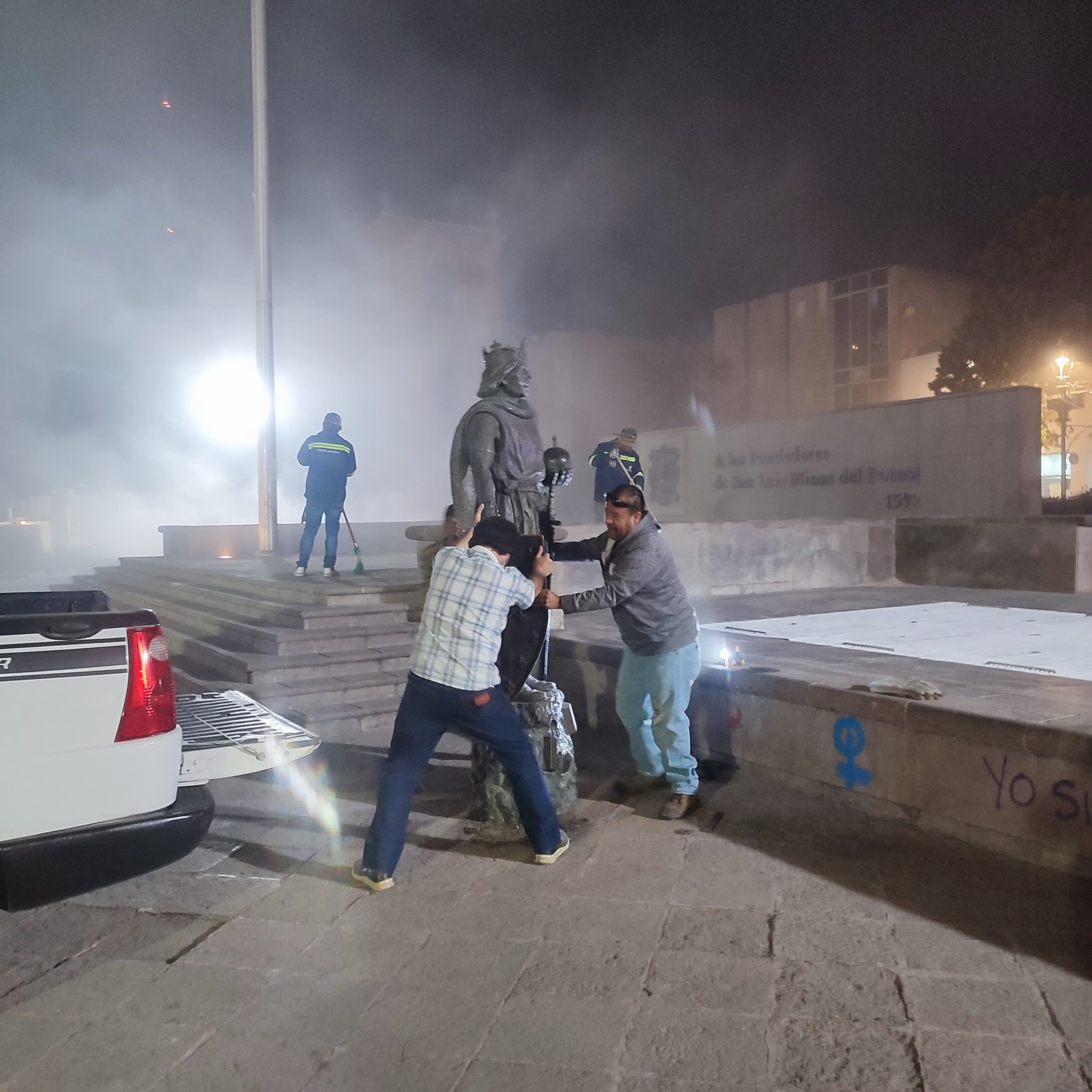 Se retira escultura de San Luis Rey de Francia de Plaza de Los Fundadores