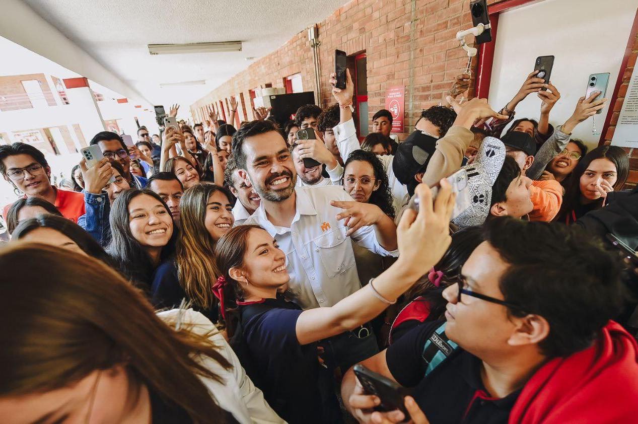 Maynes llega a SLP en su primera parada se reúne con universitarios