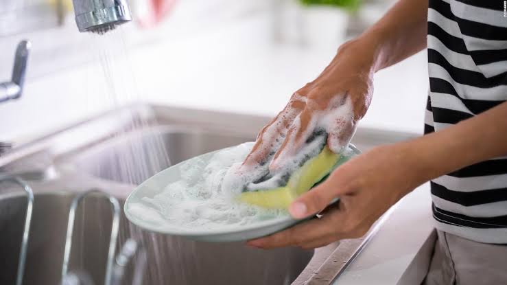 Una llave abierta en el lavado de trastes durante cinco minutos, desperdicia hasta 40 litros de agua.
