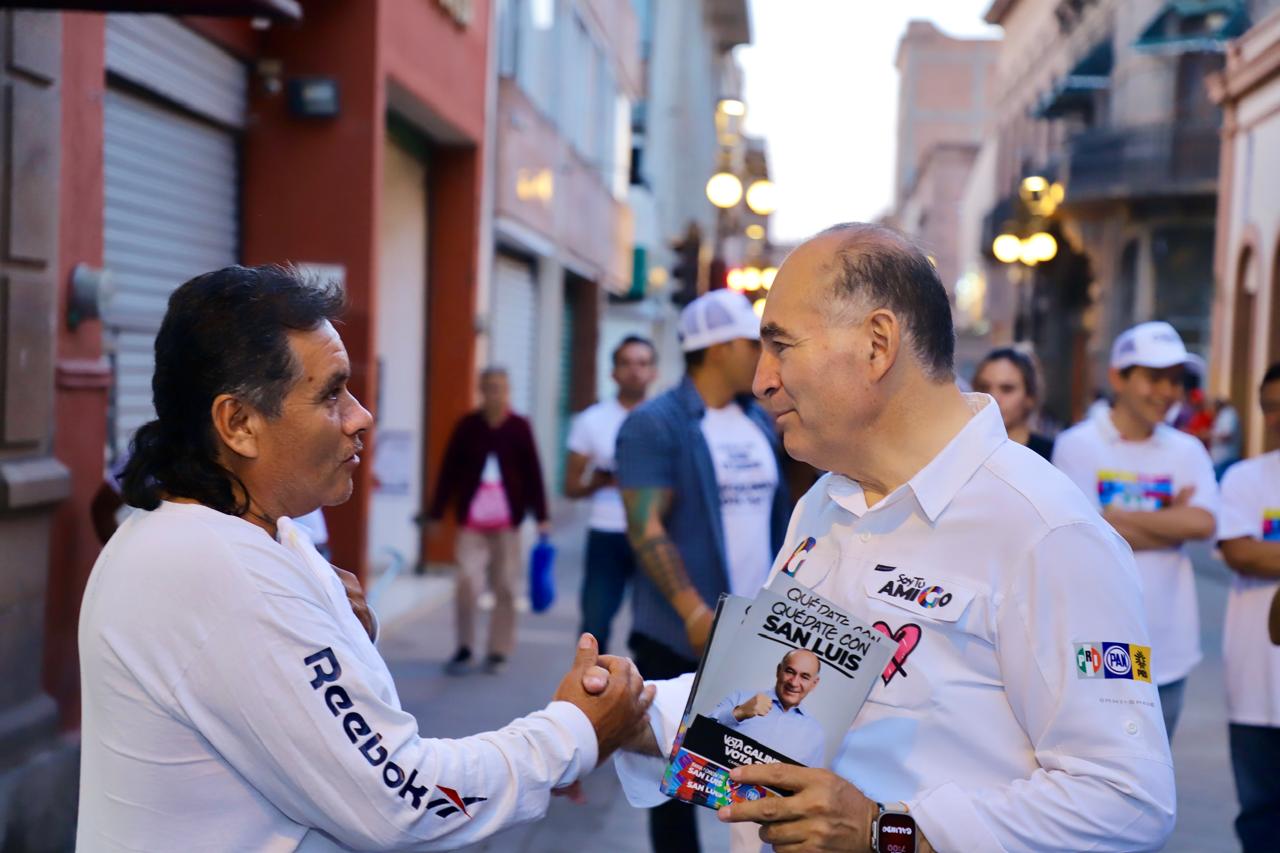 En recorrido por el Centro Histórico, Enrique Galindo fortalece contacto directo con potosinos