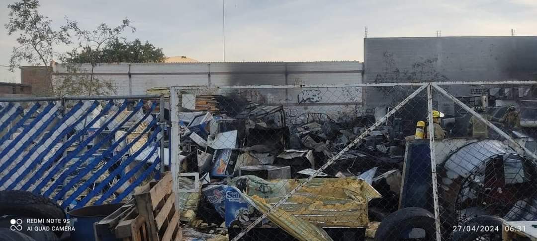Bodega se incendia en la Salvador Nava Martínez