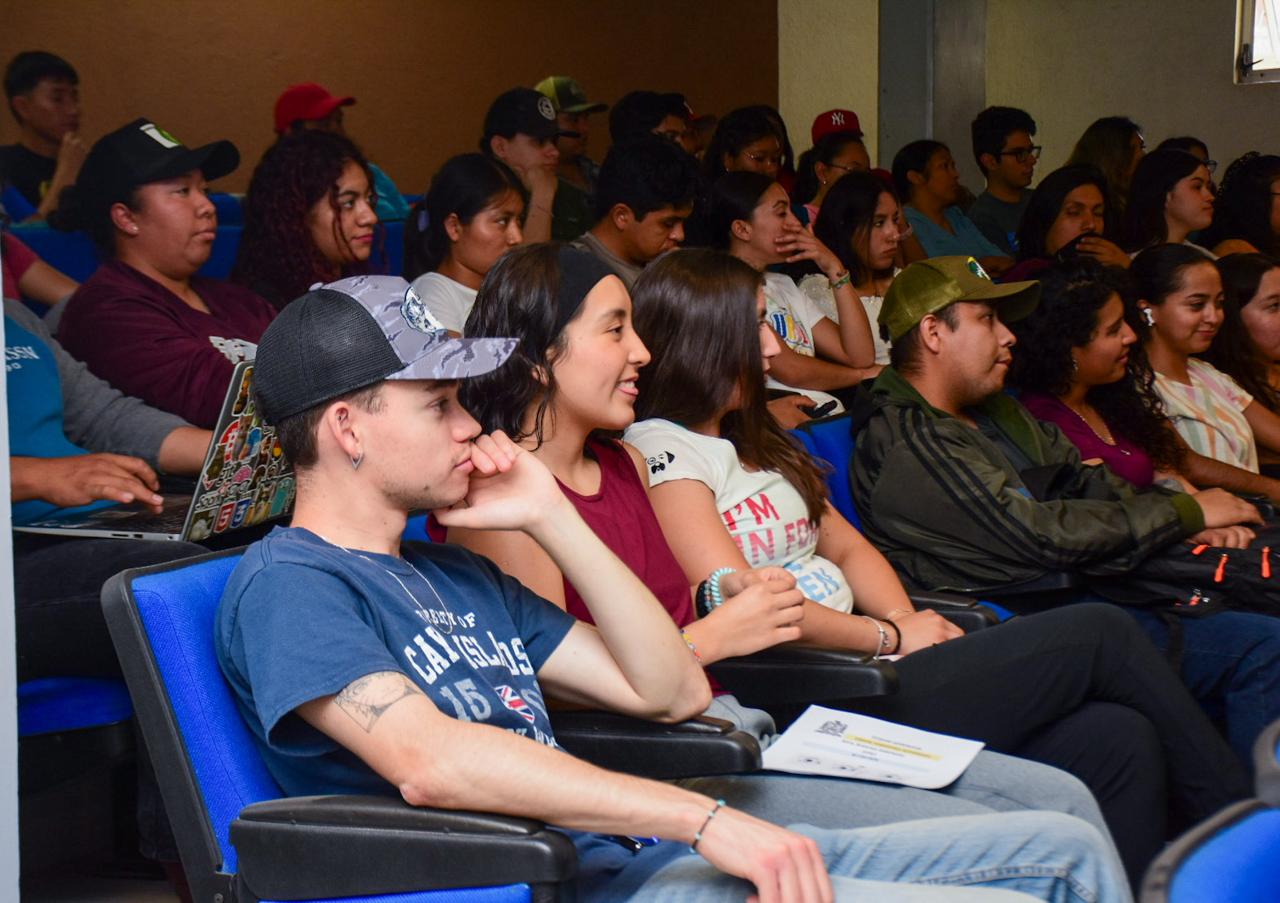 Jóvenes universitarios en Soledad reciben programa de educación internacional