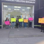 Manifestación en la Fiscalía Especializada de la Mujer: Exigen justicia para mujer abandonada y en estado grave