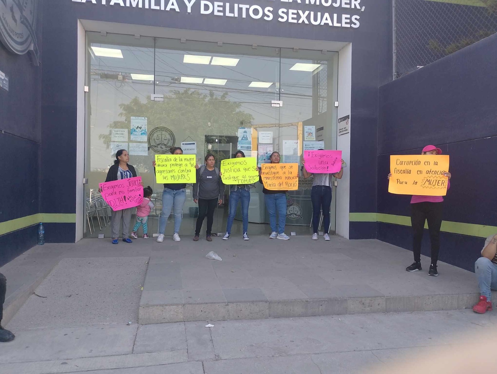 Manifestación en la Fiscalía Especializada de la Mujer: Exigen justicia para mujer abandonada y en estado grave