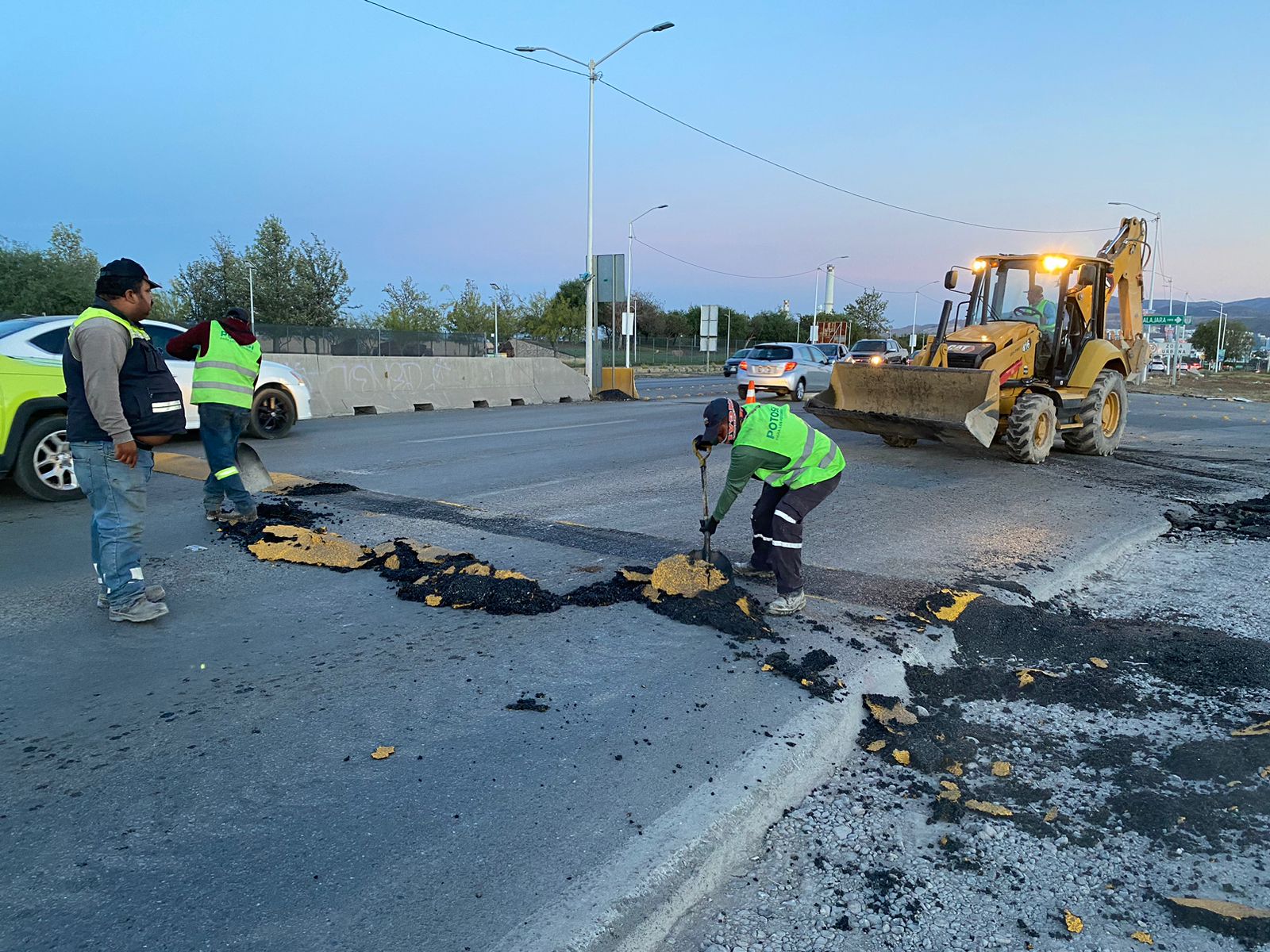 Retiran topes improvisados que afectaban vialidad en Circuito Potosí y Villa Magna