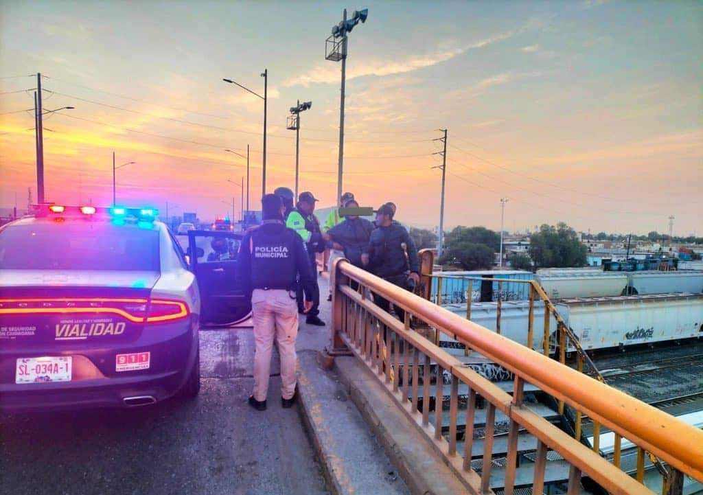 Rescatan a mujer con crisis nerviosa en la cima del Puente Universidad en SLP