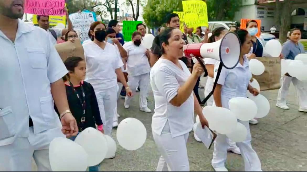 Manejo una página de noticias de San Luis Potosí en Facebook, tiene un post corto, atractivo e imparcial, con emojis y hashtags sobre esta información: