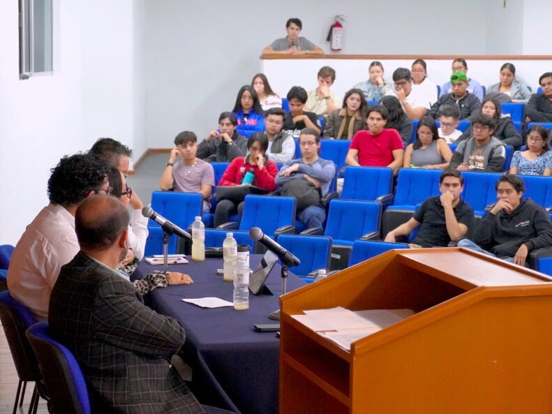 Universitarios conmemoran Día de la Tierra con panel conformado por expertos en el tema