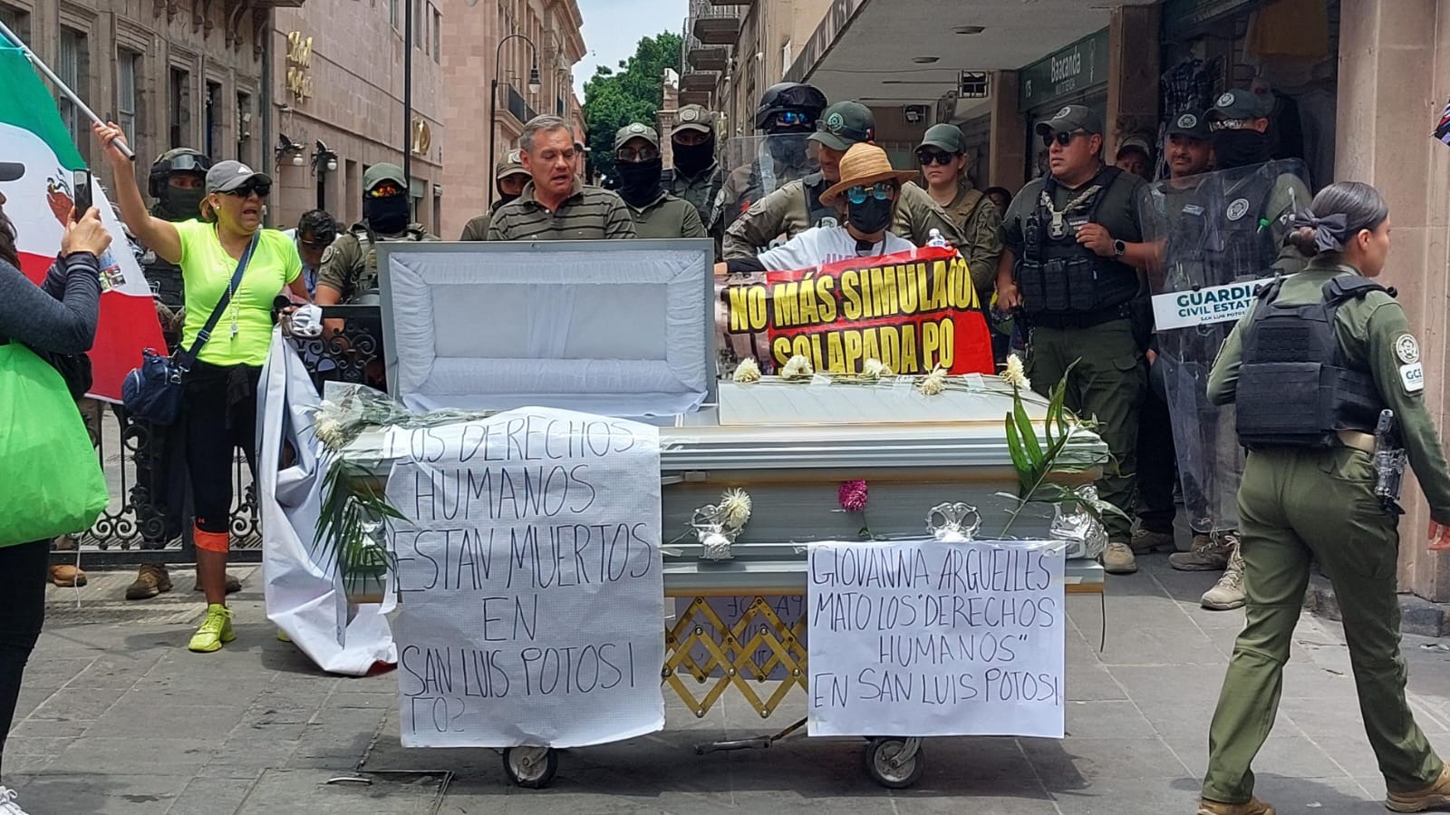 Con un ataúd se manifiestan enfrente del Congreso de SLP