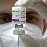 AztraZeneca admite que su vacuna contra covid puede causar trombosis
