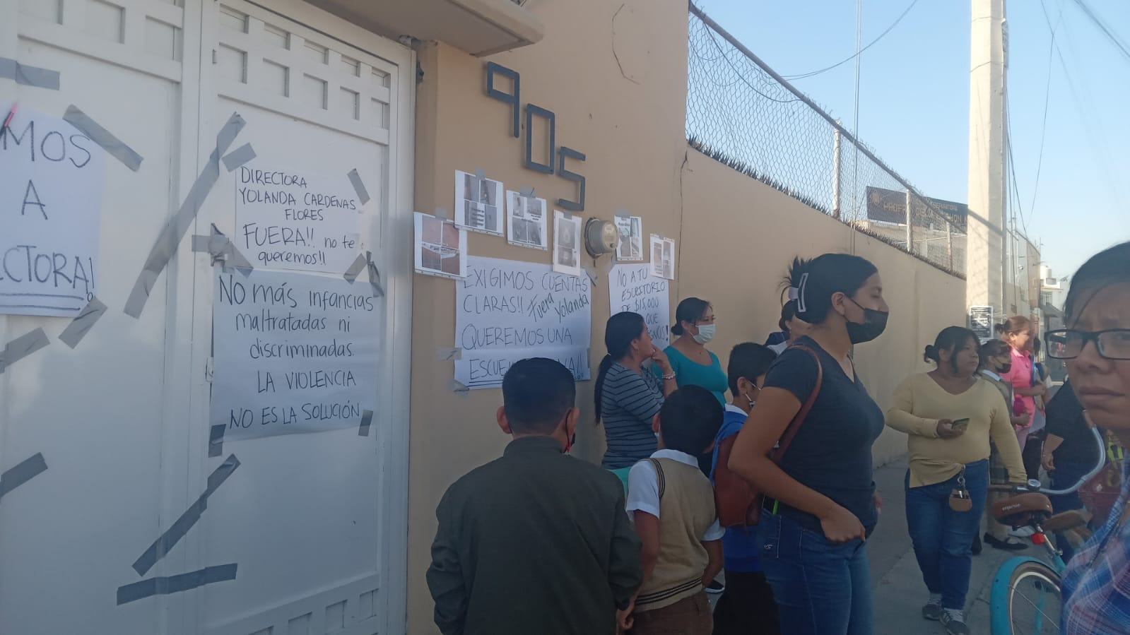 Padres de familia toman la escuela Juana Marfil Castro, exigen la destitución de la Directora