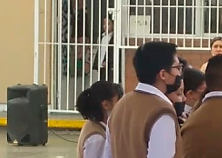 Alumno con autismo es encerrado en salón de clases de SLP; padre denuncia discriminación