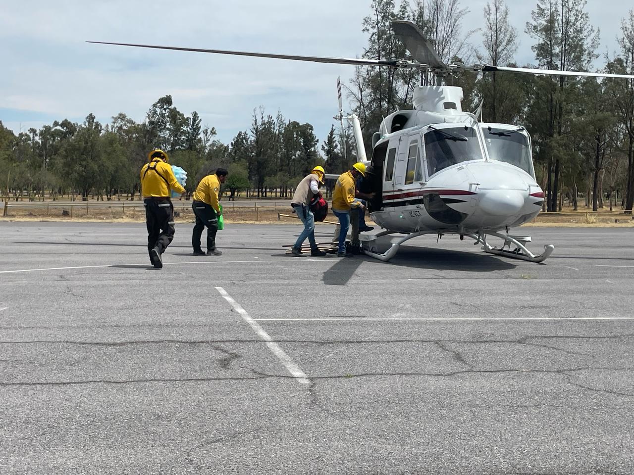 Con helicópteros combaten incendio en Santa María del Río