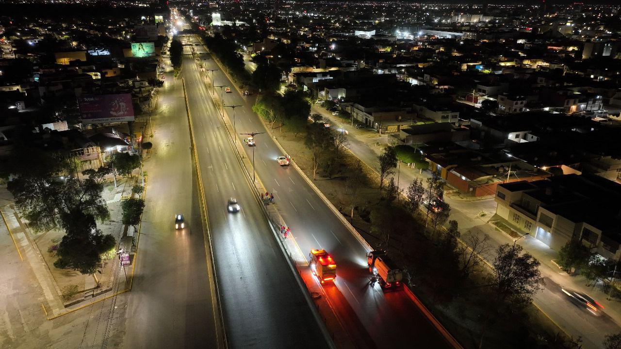 Continúa gobierno municipal la limpieza nocturna en avenida Salvador Nava Martínez