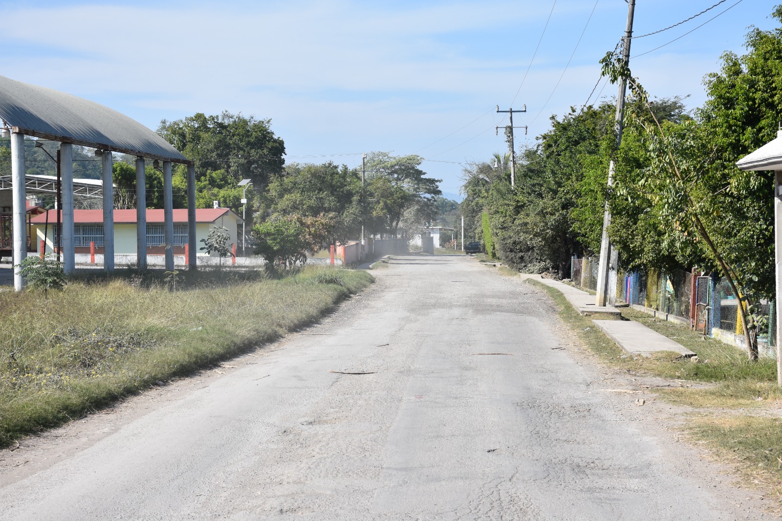 Gobierno estatal rehabilita caminos de impacto turístico en Tamasopo
