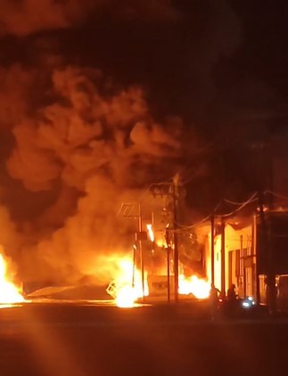 Incendio en la zona industrial de afecta a tres empresas