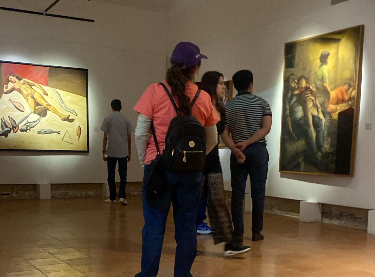 Últimos días en Palacio Municipal de la exposición “Cambio de Horario”, arte mexicano y globalización · La muestra integra pintura, escultura y fotografía de la década de los noventa y principios del siglo veintiuno · Veintinueve obras de Daniel Lezama, Felipe Ehrenberg y Francis Alÿs, Ambra Polidori, Boris Viskin, Carlos Aguirre entre otros autores, que se muestran en Palacio Municipal hasta el fin de mes de mayo. El Honorable Ayuntamiento de San Luis Potosí y la Dirección de Cultura Municipal invitan al público a la exposición “Cambio de Horario”, una muestra que reúne 29 obras de la Colección Pago en Especie de la Secretaría de Hacienda y Crédito Público. La exposición que se exhibe hasta el 30 de mayo en las galerías del Centro Cultural Palacio Municipal ha sido conocida por más de 25,000 visitantes desde su inauguración. En la muestra se explora las transformaciones en el arte mexicano durante la década de los noventa y principios del siglo XXI, un periodo marcado por la apertura a la globalización y la entrada en vigor del horario de verano en 1996. “Cambio de Horario” también presenta un panorama diverso de las búsquedas artísticas por resignificar la identidad mexicana en el contexto de la globalización. La exposición no solo alude al cambio en la rutina diaria de los mexicanos, sino también a las transformaciones sociales, culturales y económicas que se experimentaron durante este periodo. La alteración en el ritmo de vida, simbolizada por la modificación del horario, generó inquietudes y cuestionamientos que se reflejan en las obras de artistas como Daniel Lezama, Felipe Ehrenberg y Francis Alÿs, entre otros. Las piezas expuestas abarcan diversas técnicas como pintura, escultura y fotografía, y abordan temas como la identidad nacional, la modernidad, el consumismo y las tensiones entre tradición y vanguardia. Los visitantes podrán apreciar obras como “Los Borrachos” (2001) de Daniel Lezama, una pintura que refleja un pesimismo de tintes psicológicos y cuestiona el humanismo en la era moderna; y “Pretérito Imperfecto I” (1990) de Felipe Ehrenberg, una pieza que alude al encuentro de culturas a raíz del descubrimiento de América. Los visitantes a la muestra “Cambio de horario” también podrán conocer la obra de Alejandro Díaz, Ambra Polidori, Boris Viskin, Carlos Aguirre, Carlos Jaurena, Daniel Guzmán, Daniel Lezama, Diane Wilke, Estrella Carmona, Felipe Ehrenberg, Fernando Aceves Humana, Fernando García Correa, Filemón Santiago, Francis Alÿs, Franco Aceves Humana, Gustavo Adolfo Monroy Ávila, Lourdes Almeida, Luis Argudín, Manuela Generalli, Marco Arce, Melanie Smith, Néstor Quiñones, Octavio Moctezuma, Patricia Torres, Roberto Rébora, Roberto Turnbull, Stefan Brüggemann y Teresa Cito. “Cambio de Horario” ofrece una oportunidad única para reflexionar sobre la evolución del arte mexicano y su capacidad para abordar las problemáticas sociales y culturales. La exposición puede ser visitada en las galerías y la planta alta del Centro Cultural Palacio Municipal de San Luis Potosí, con acceso gratuito en un horario de 10:00 a 20:00 horas.