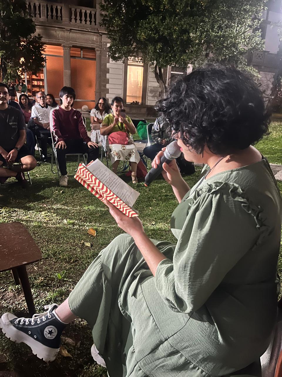 Versos en el jardín Micrófono abierto para poetas en el Cossío