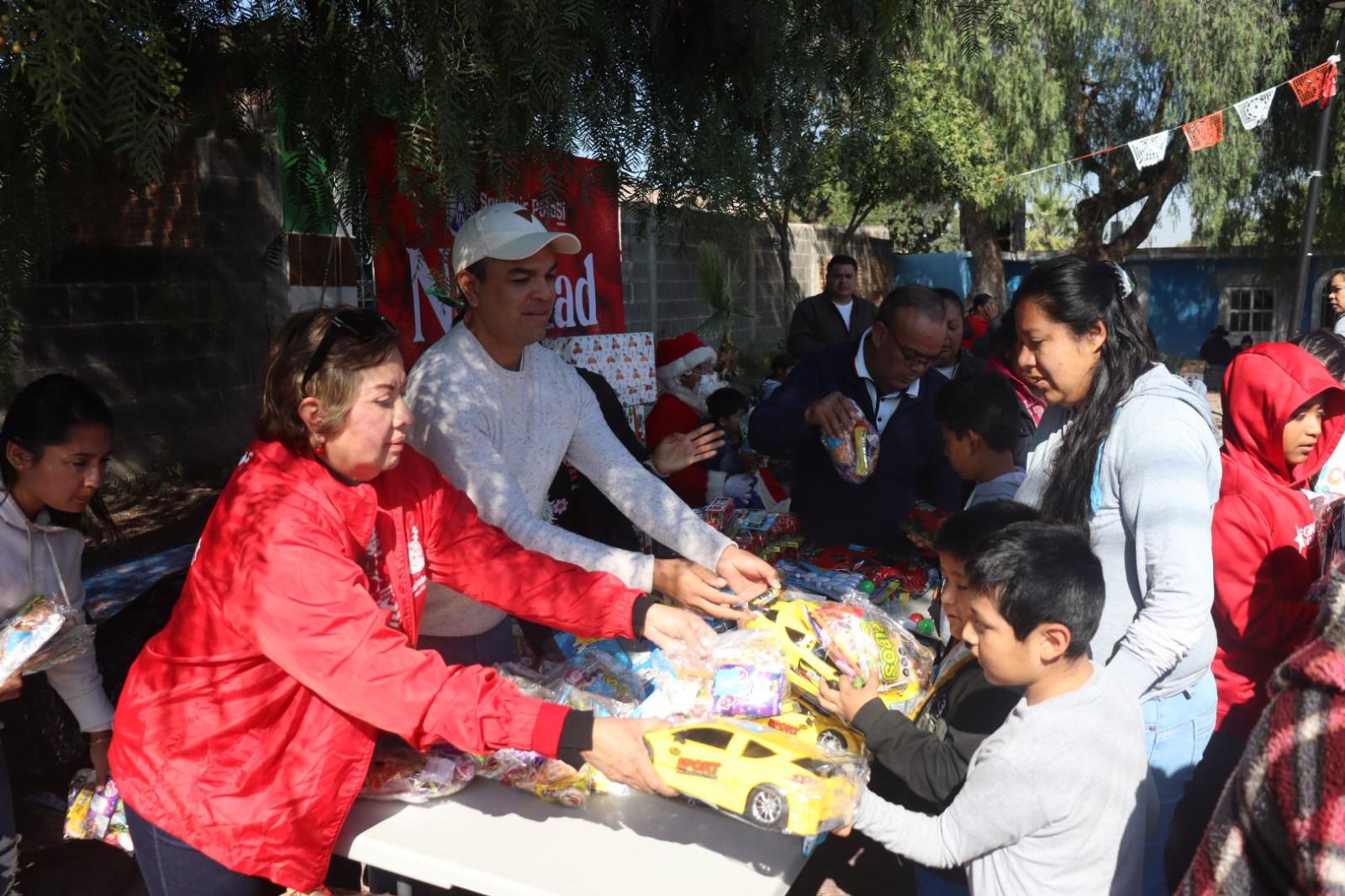 El Gobierno de la Capital lleva alegría navideña a todas las comunidades de la Delegación La Pila