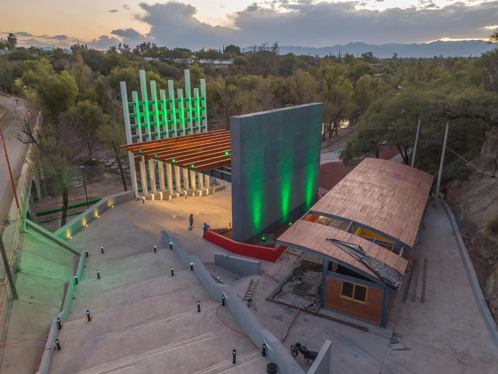 Con el apoyo y supervisión del Gobernador, Ricardo Gallardo Cardona, se avanza en la última etapa para la apertura del nuevo parque lineal más largo de México y que se encuentra en las inmediaciones de la ribera del río Verde en la región a Media de San Luis Potosí, entre los municipios de Rioverde y Ciudad Fernández. 
