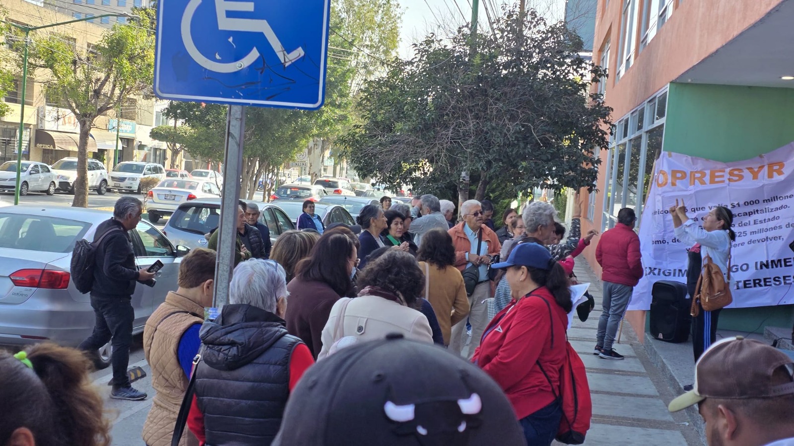 Maestros jubilados exigen pago de pensiones; amenazan con cerrar carretera 57