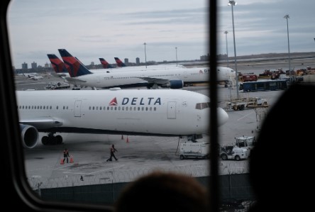Mujer aborda vuelo sin boleto en Delta Air Lines: Investigación en curso