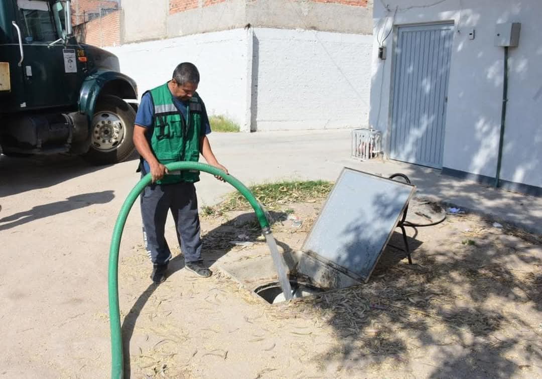 Ayuntamiento de Soledad acerca y garantiza agua potable en escuelas